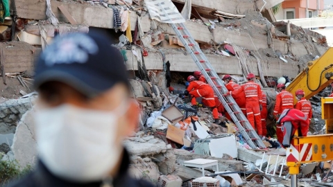 Sisma Egeo: salgono a 100 i morti finora accertati e 147 feriti. Si continua a scavare tra le macerie