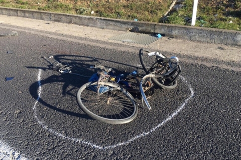 Salerno: morto un ciclista colpito da una balla di rifiuti persa dal carico di un camion