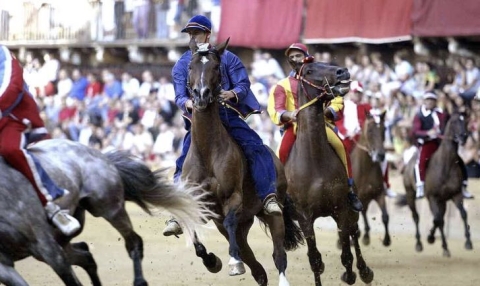 Palio di Siena: oggi i controlli della pista dopo il rinvio di ieri per la pioggia