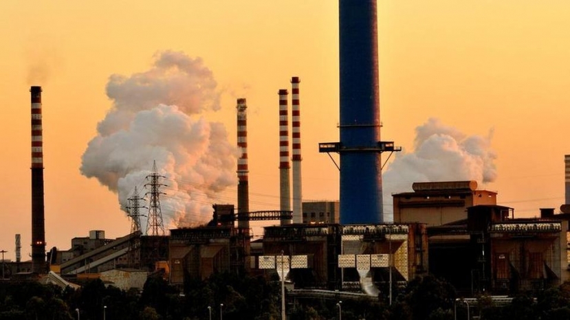 Taranto: una nube rossastra sulla città proveniente dall&#039;ex Ilva. La denuncia dell&#039;Assessore all&#039;Ambiente Adamo