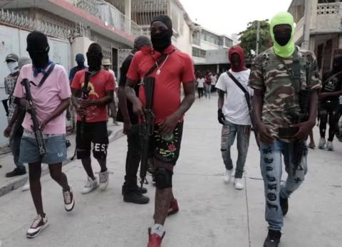 Haiti: la grande fuga da Port-au-Prince di centinaia di famiglie per gli scontri nella capitale tra le gang criminali