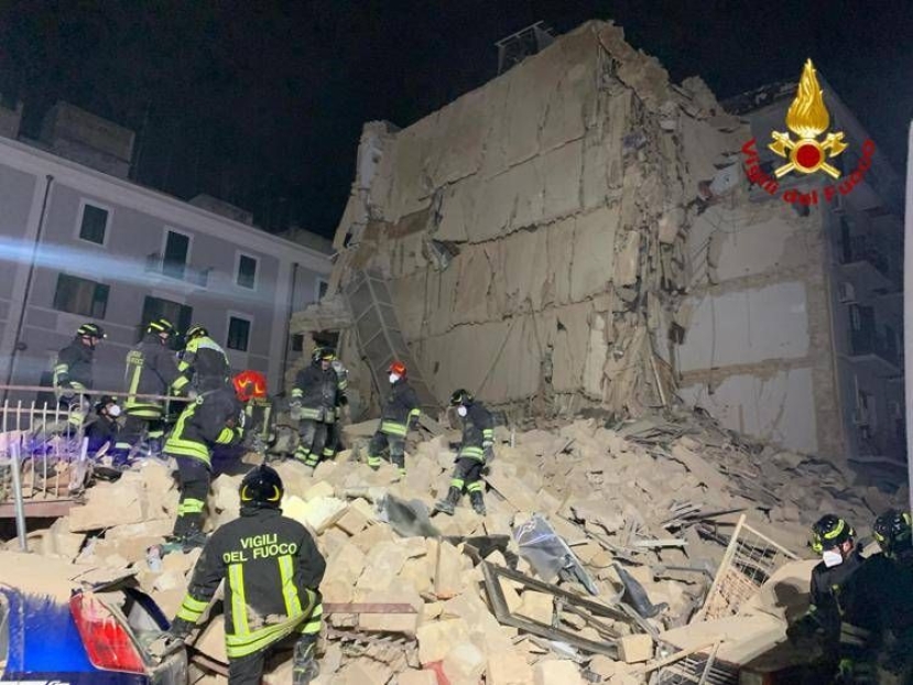 Bari: vigili del fuoco ancora impegnati nella ricerca dell’anziana sotto le macerie della palazzina crollata