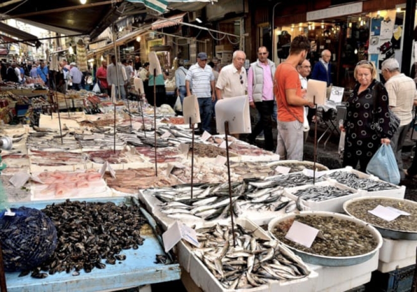 Salerno: sparatoria al mercato del pesce. Un 72enne proprietario di un banco ha ucciso due persone e poi si è costituito