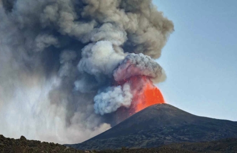 Catania: nuova attività dell’Etna con una fontana di lava. Il cratere avvolto da una nube di cenere