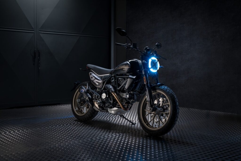 Ducati Scrambler Icon con la versione Full Throttle che strizza l&#039;occhio ai Flat Track americani