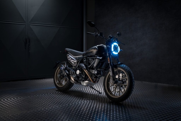 Ducati Scrambler Icon con la versione Full Throttle che strizza l'occhio ai Flat Track americani