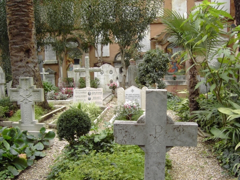 Giorno dei Defunti: la Messa del Papa al Cimitero Teutonico in Vaticano. In molte città chiusure anticipate al pubblico