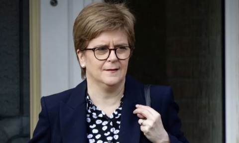 Scozia: arrestata l’ex primo ministro Nicola Sturgeon per finanziamenti illeciti a SNP