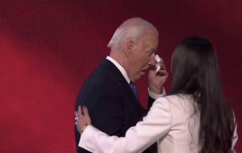 Convention Dem: il passaggio di testimone ad Harris con il discorso commosso di Joe Biden