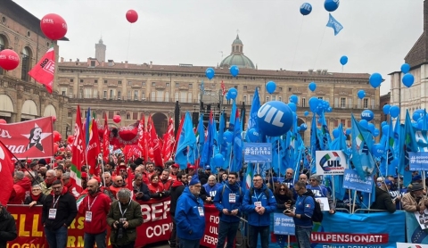 Sciopero da Napoli a Bologna: Uil e CGIL rivendicano il diritto allo sciopero per i salari ma con toni diversi