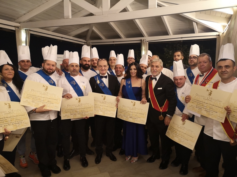 Napoli: cerimonia di consegna delle fasce blu ai pizzaioli nuovi discepoli Escoffier