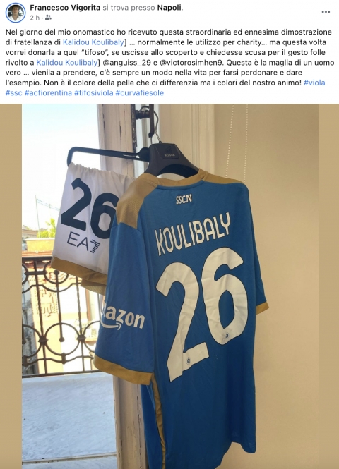 Insulti razzisti: un amico di Koulibaly regala la maglia del calciatore del Napoli al tifoso viola in cambio delle scuse