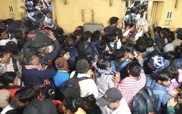 India: 18 vittime e 11 feriti nella calca su un treno di pellegrini diretto sulle rive del Gange