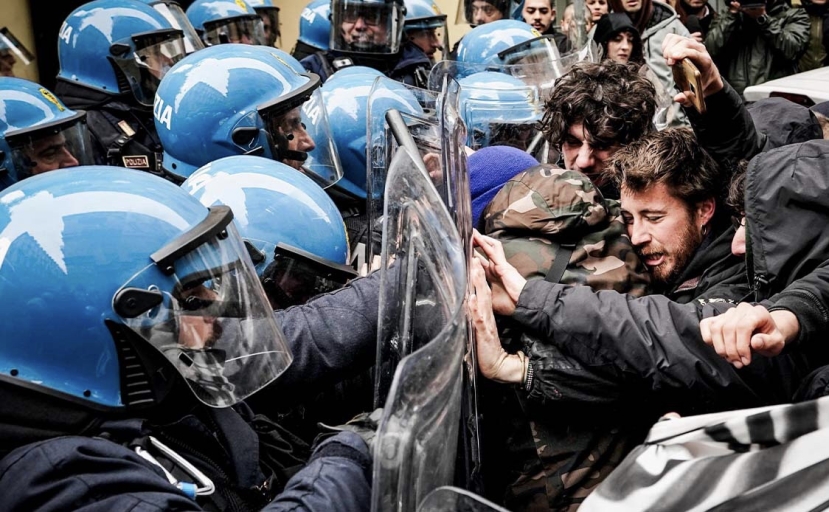 Torino: cortei pro-Palestina di studenti finisce in scontro con le forze di Polizia. Danneggiato un varco Rai