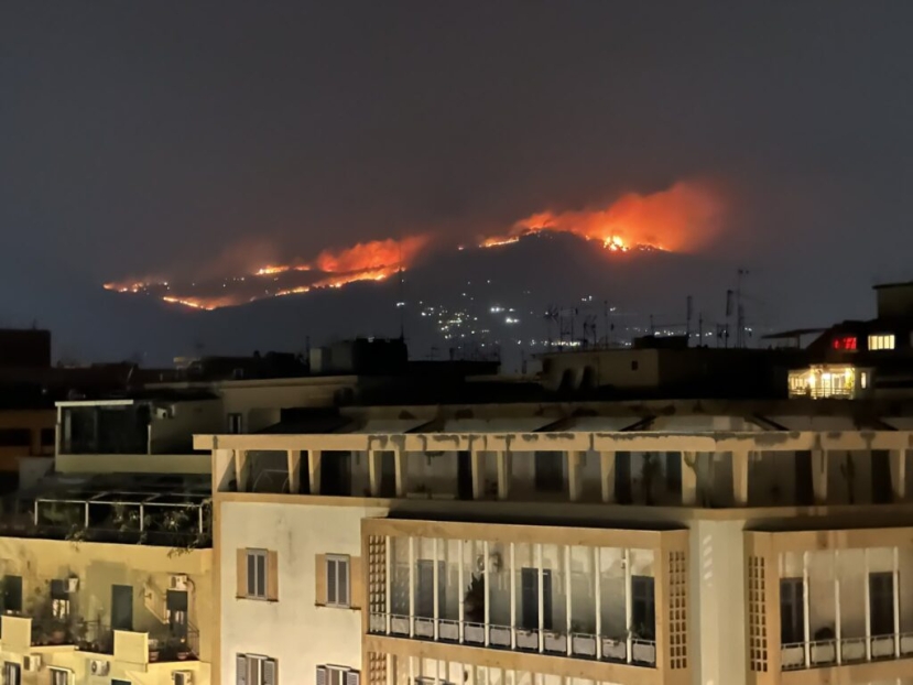 Incendi Palermo: ancora squadre di vigili del fuoco impegnati nei focolai di San Lorenzo