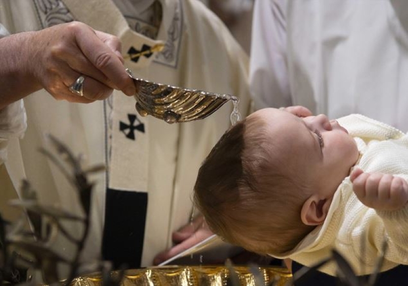 Città del Vaticano, 21 neonati battezzati oggi dal Papa nella Cappella Sistina: “Servirli con sacramento e preghiera