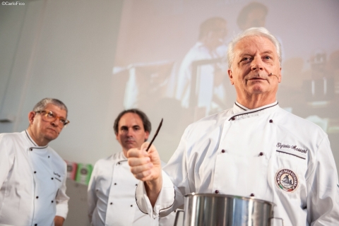 Nella foto, a destra, il Maestro Iginio Massari