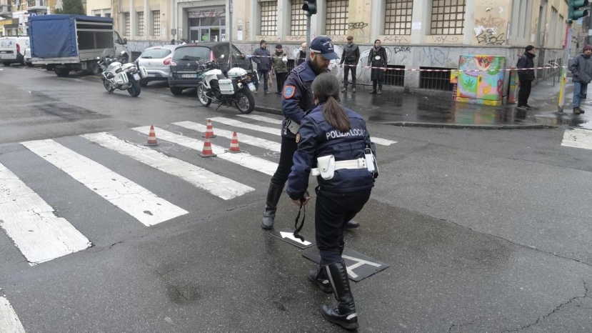 Milano: donna peruviana travolta da un Tir sulle strisce pedonali. Salvi i gemellini che portava nella carrozzina