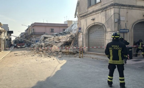 Brindisi: vigili del fuoco al lavoro tra le macerie del market crollato a Latiano. Nessuna vittima