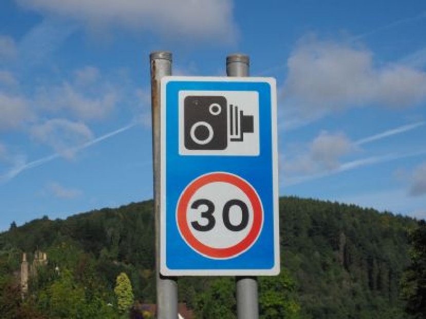 Velocità in città: a Parigi si circolerà a 30 Km/h. La decisione di Hidalgo tra le proteste dell’opposizione