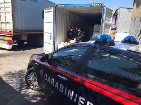 Napoli: maxi sequestro dei Carabinieri. Oltre una tonnellata di sigarette stoccate in un container