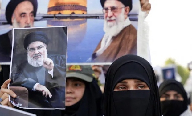 Funerali Nasrallah: il sermone di Khamenei con il fucile accanto e migliaia di fedeli per l’ultimo saluto