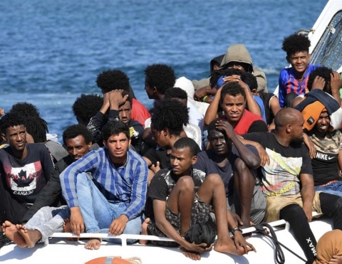 Migranti: 21 sbarchi a Lampedusa nelle ultime 24 ore. Nel Centro di accoglienza raggiunte 1350 presenze.