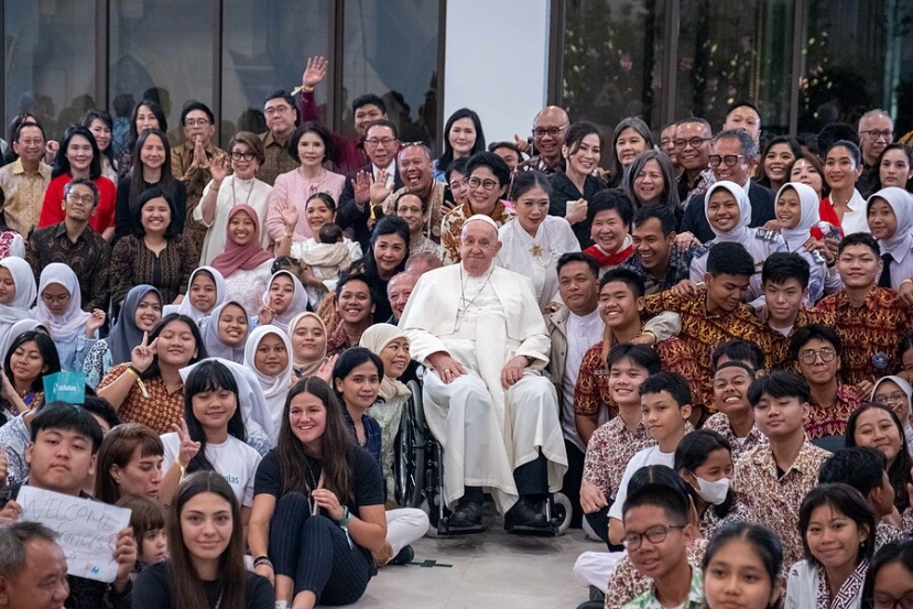 Giacarta, Papa: “La religione non sia strumentalizzata causando sofferenze”. Incontro con l’imam Umar