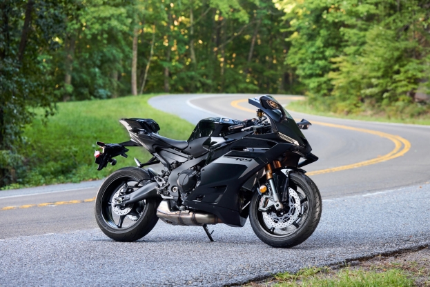 Yamaha R9 una sportiva derivata dalle corse ma con la passione per la strada con 119 CV