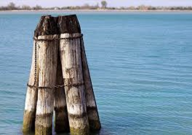 Venezia: una donna 56enne muore a Torcello nell’impatto di una imbarcazione contro una bricola