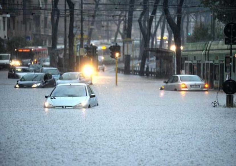 Meteo: Roma colpita da un violento nubifragio. Strade sommerse dall’acqua e traffico paralizzato