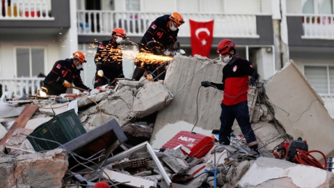Terremoto Egeo: il bilancio è di 51 morti e 896 feriti. I soccorritori continuano a scavare