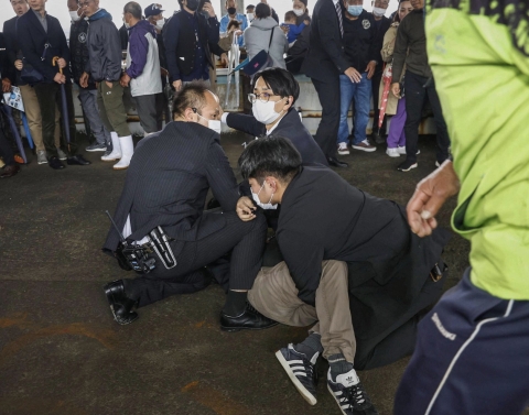 Giappone: esplosione durante un discorso di Kishida. Il premier evacuato dagli 007