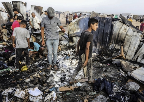 Gaza: 11 vittime e 40 feriti nel raid aereo israeliano che colpito il campo profughi di Al-Mawasi