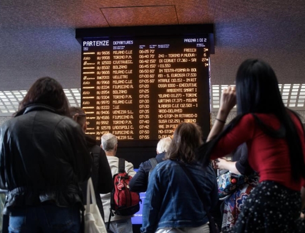 Caos treni: le associazioni dei consumatori chiedono indennizzi. Scontro politico su Salvini