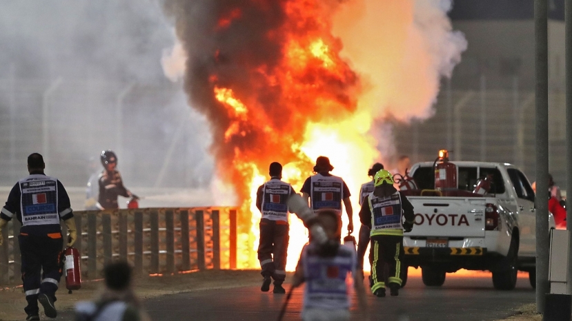 F1: stop&amp;go del Gp del Bahrein per l’auto in fiamme di Grosejan. Solo una frattura e scottature per il pilota svizzero
