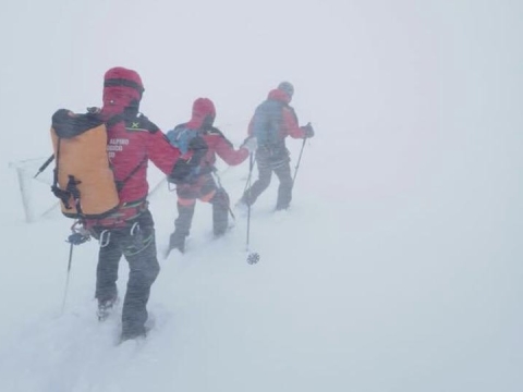 Alpinisti dispersi sul Gran Sasso: ancora bloccati dal maltempo i soccorritori nel rifugio di Campo Imperatore