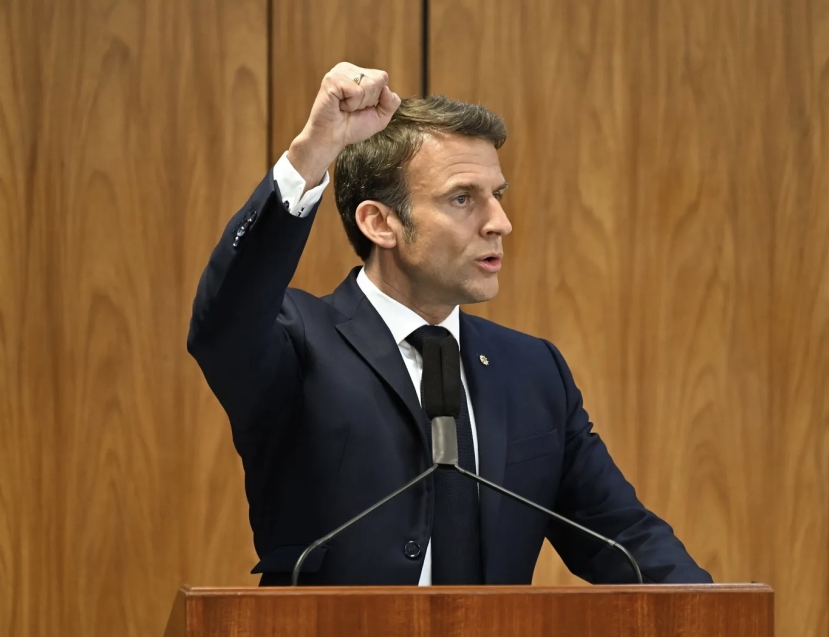 Francia: Macron parla alla nazione dopo la sfiducia a Barnier e assicura: “Non mi dimetterò”