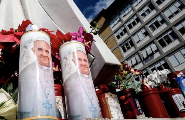 Degenza Papa: notte tranquilla mentre si attendono esiti di una tac per il controllo della polmonite