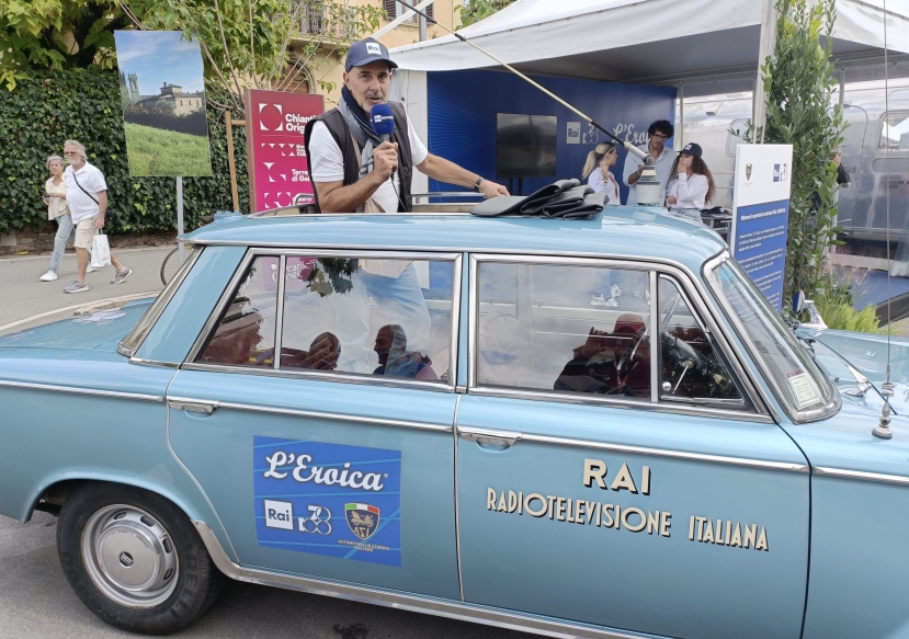 L’Eroica al via dal Chianti alla Val d’Orcia con la storica Fiat 1500 della Rai a fare da apripista ai 4000 ciclisti