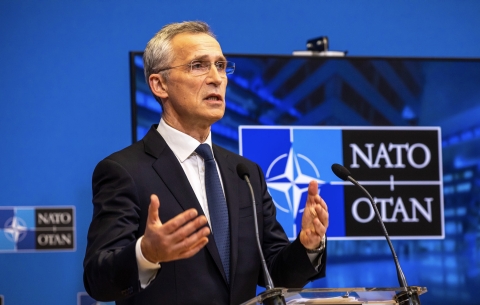NATO decisi aiuti militari all’Ucraina per 40 mld di euro. Stoltenberg: “Mosca responsabile”
