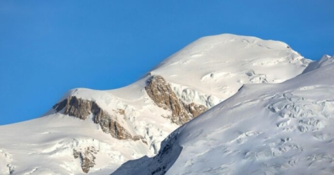 Monte Bianco: per i due alpinisti bloccati in vetta il meteo avverso ha fermato i soccorsi