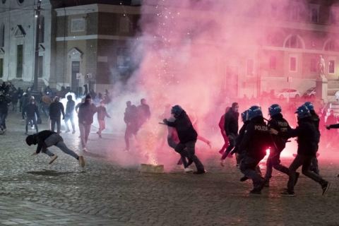 Covid: anche a Roma è guerriglia urbana, disordini in piazza del Popolo