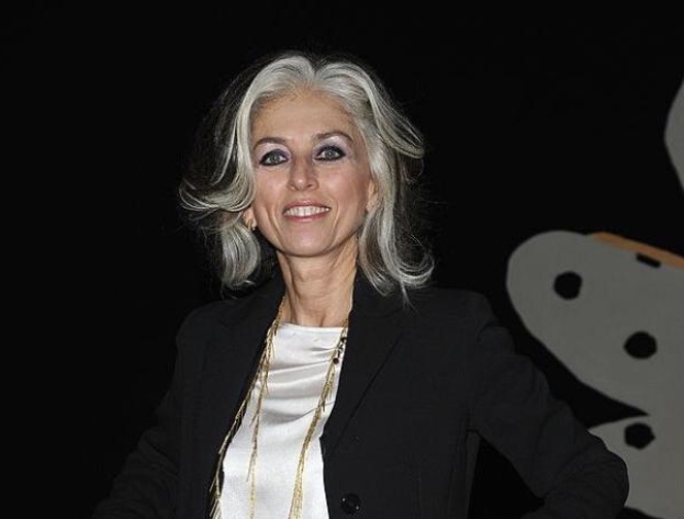 Addio a Paola Marella (61), l’elegante architetto dalle ciocche bianche volto noto di Real Time