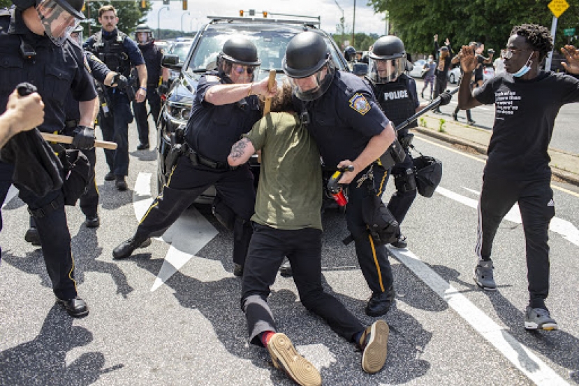 Birmingham: protesta anti-lockdown di negazionisti del virus. Scontri con la polizia, 11 arresti