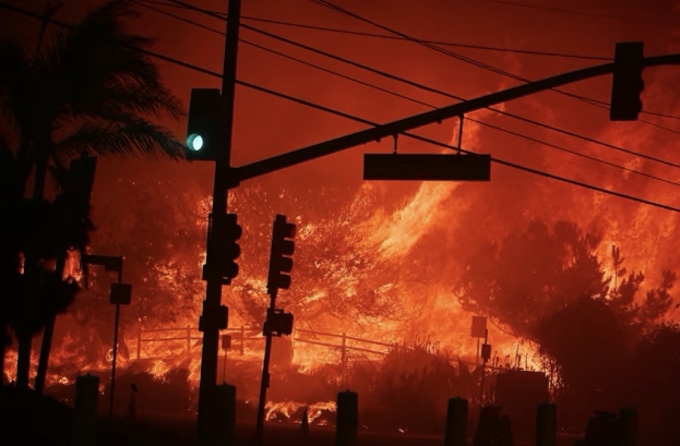 Los Angeles avvolta dalle fiamme nella zona di Pacific Palisades. In fuga 40mila abitanti