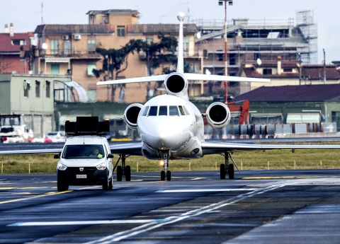 Fumo a bordo del Falcon 900 di Crosetto. Atterraggio anticipato all'aeroporto di Ciampino