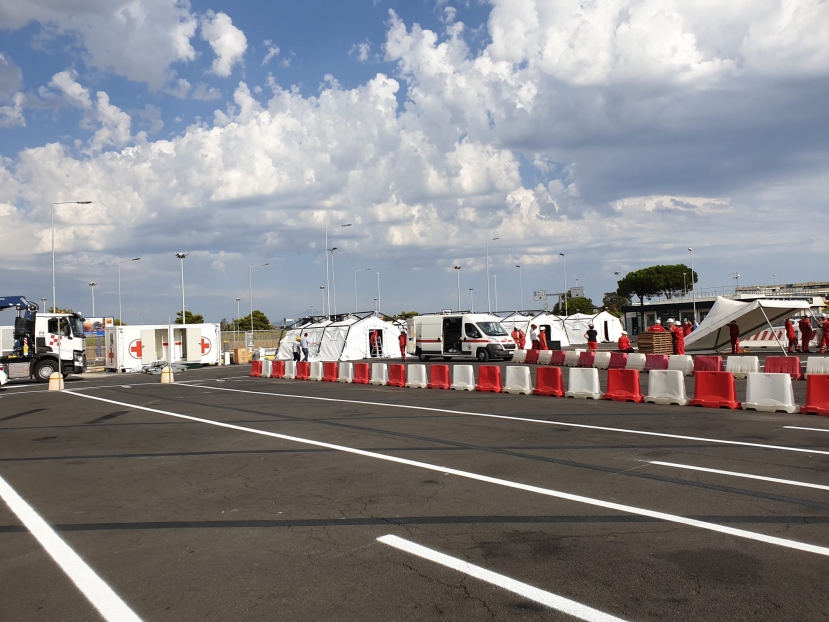 L&#039;area parcheggio long-term di Fiumicino si trasforma nel più grande &quot;centro&quot; medico per eseguire i test rapidi Covid