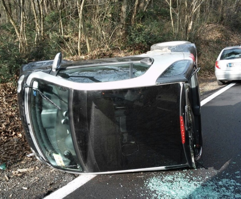 Napoli: Una Smart ForTwo con 4 persone a bordo si ribalta a Giuliano e muore bimba di 8 anni. Il conducente era senza patente e l’auto senza assicurazione