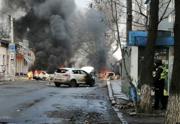 Attacco ucraino su Kherson. Lanciate munizioni a grappolo che hanno colpito una scuola. 31 droni abbattuti dall’esercito russo